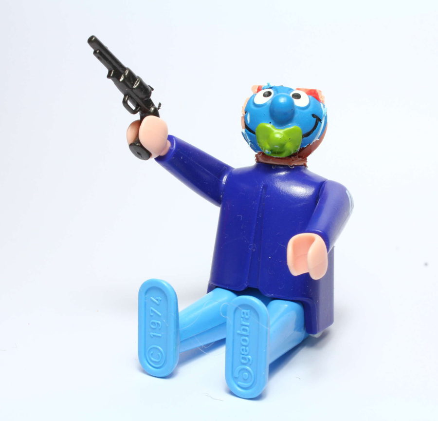 corinnawagner_playmobilschlumpf-mit-pistole